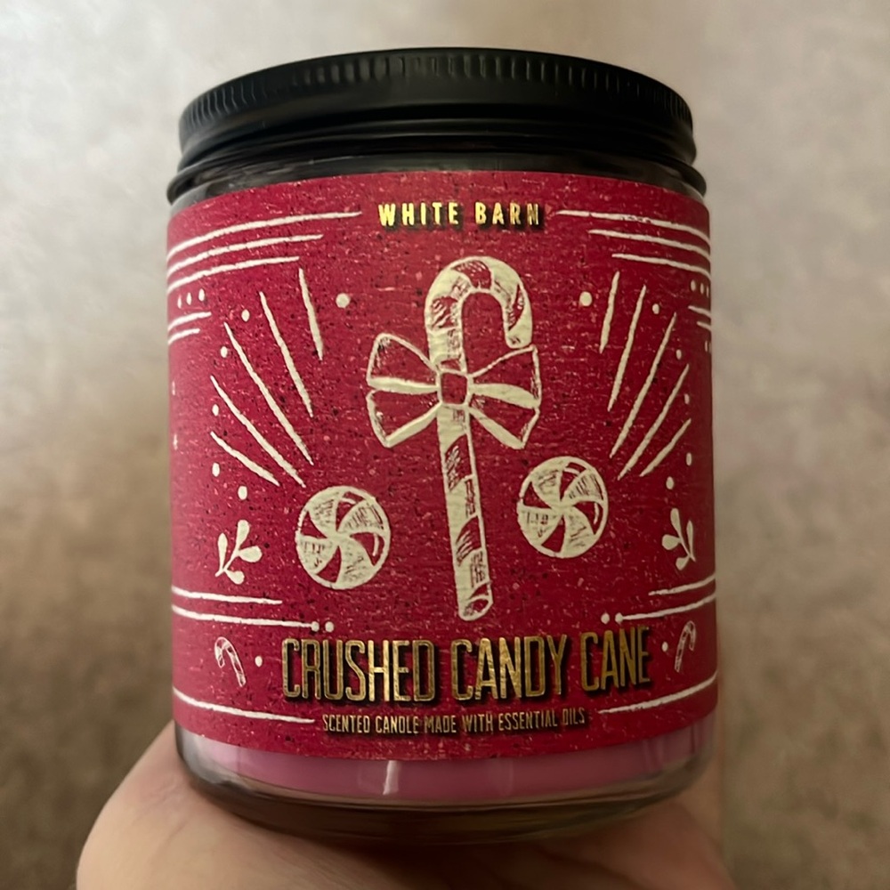 White Barn Single Wick Candle, Crushed Candy Cane.